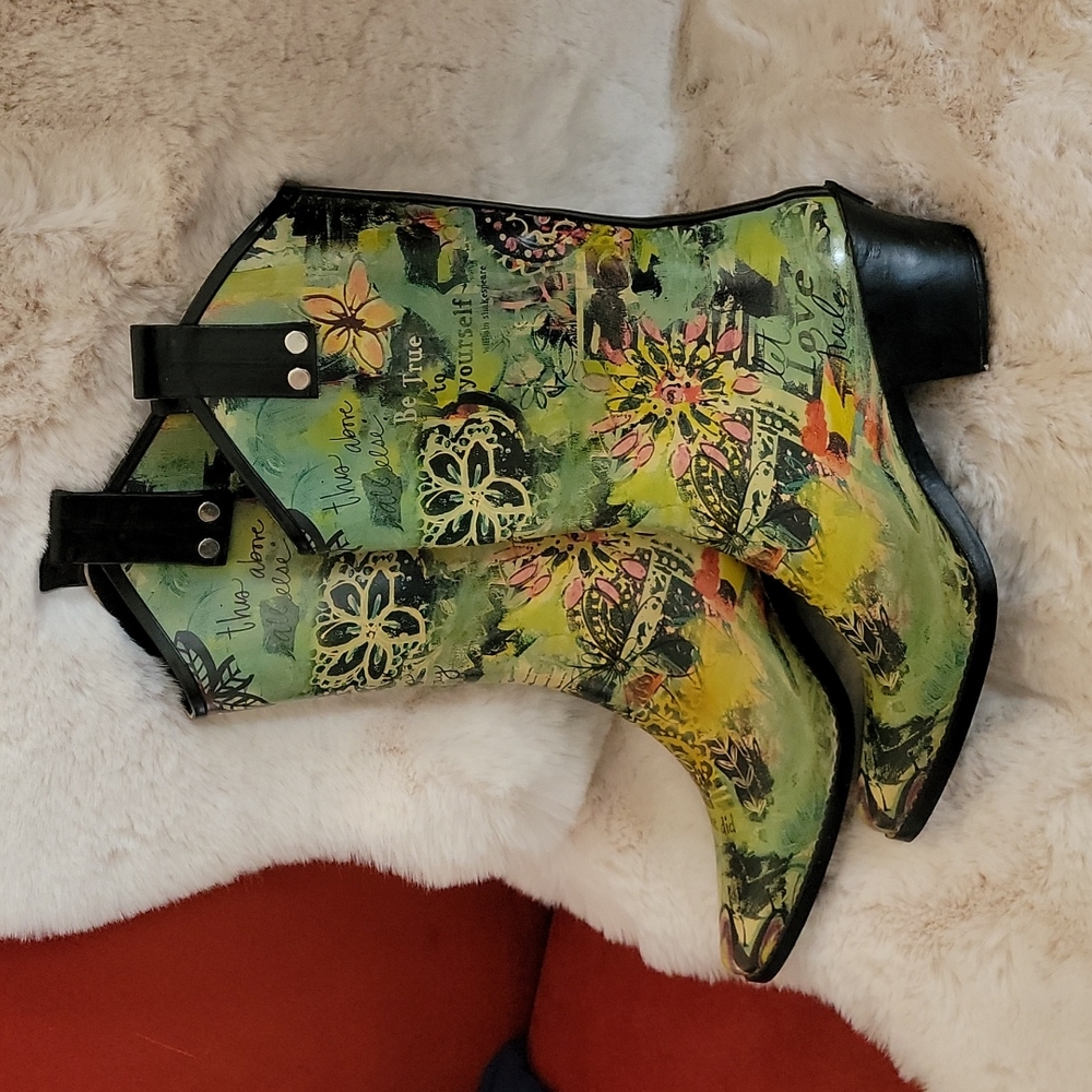 COPY - RAIN BOPS by Beehive Vintage Print Western Style Cowgirl boots Size 8